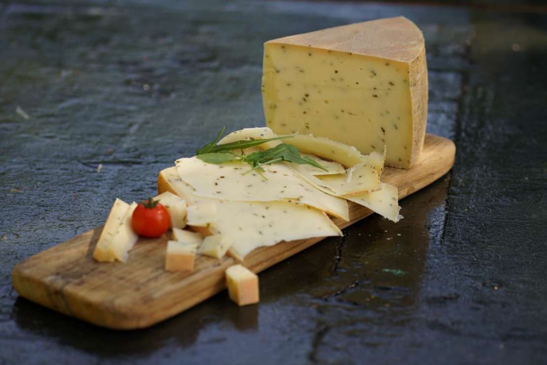 Almkäse mit wildem Schnittlauch | milde Käsesorten | Käse | Sepps ...